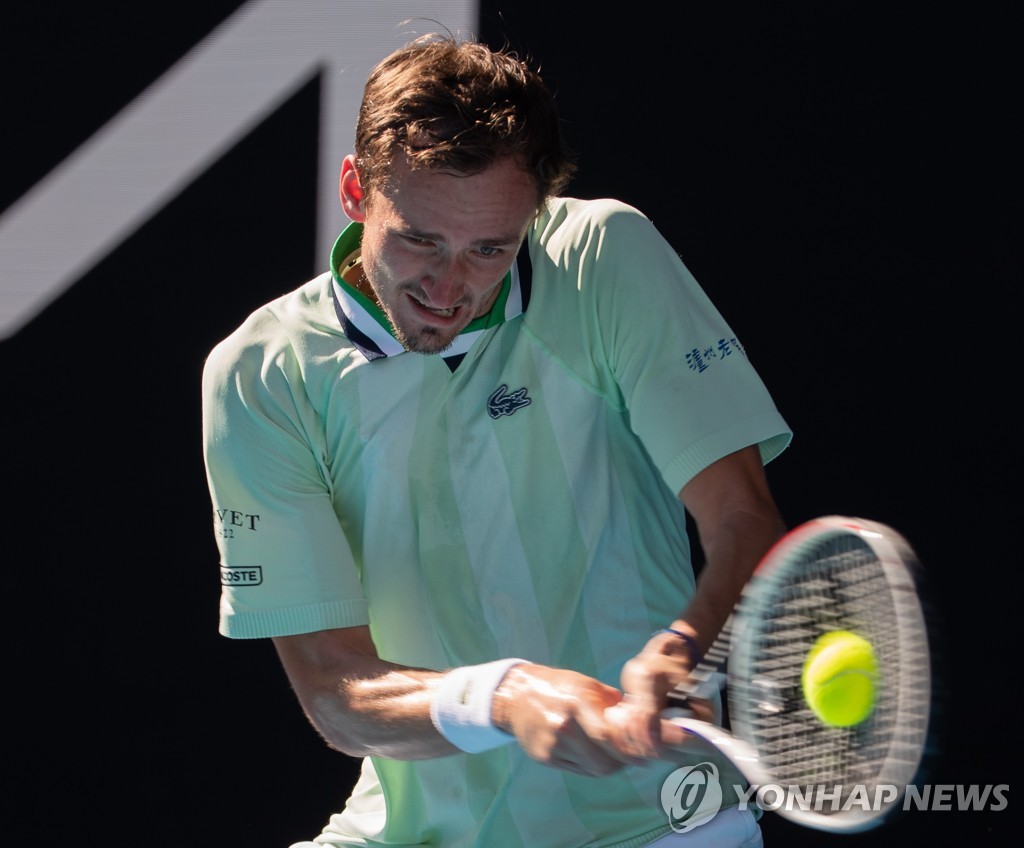 US Open champion Medvedev advances to Australian Open tennis round of 16