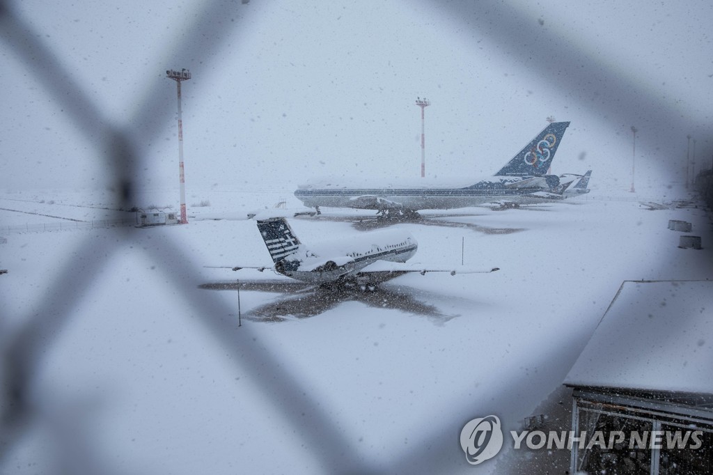 [월드&포토] 이례적 '눈폭탄'에 멈춰 선 그리스