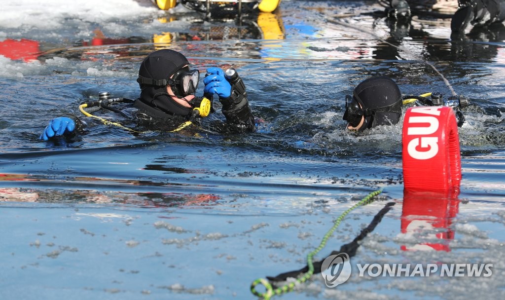 저수지 빙판 깨지면서 중학생 3명 물에 빠져…전원 구조