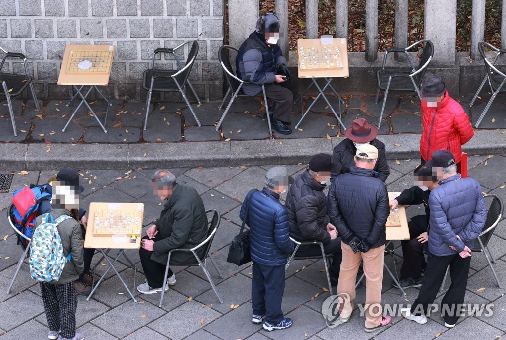 방역패스에 갈 곳 잃은 노인들…"QR 안 찍는 곳 찾아다녀"