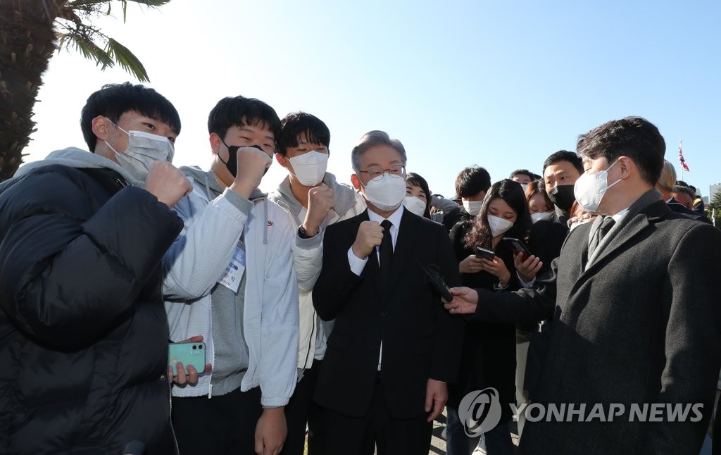 이재명, 교민들과 '글로벌 해돋이'로 새해 출발…오후엔 부산行