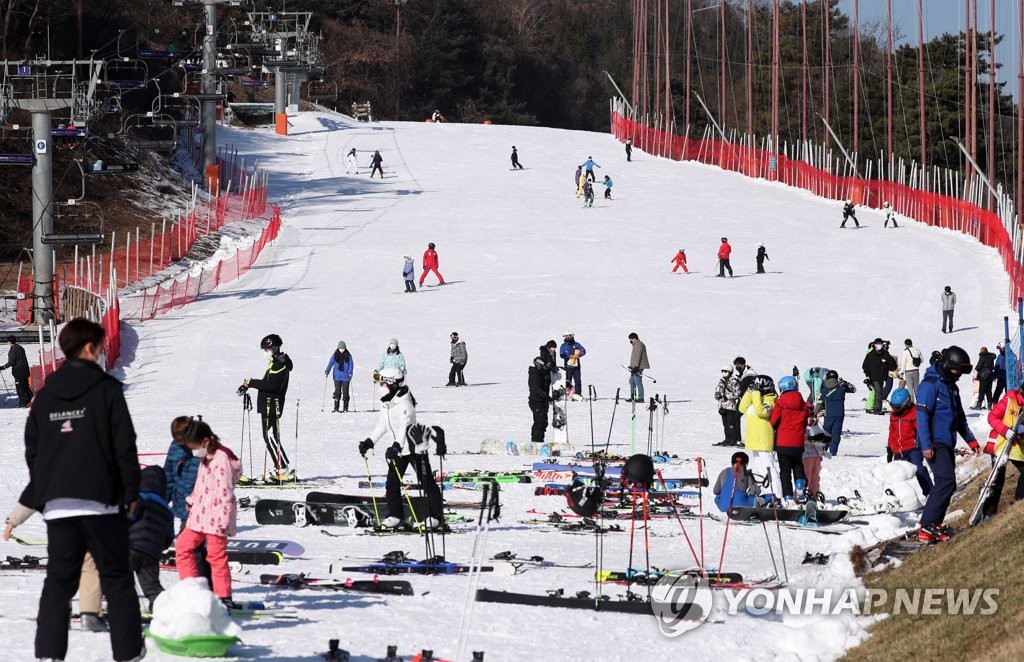 누그러진 추위에 전국 관광지 북적…스키·눈썰매장 인파 몰려