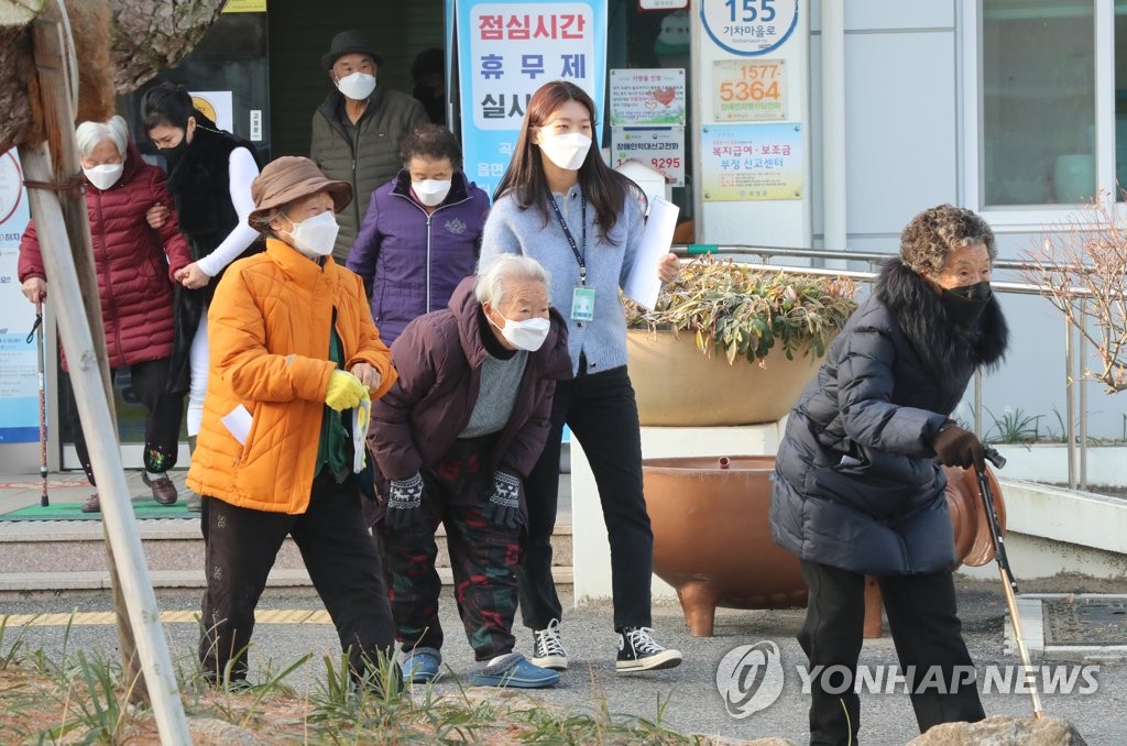 정부, 거리두기·백신 무용론 반박…"백신은 확실한 면역수단"