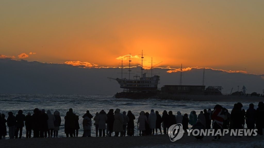 이재명, 교민들과 '글로벌 해돋이'로 새해 출발…오후엔 부산行