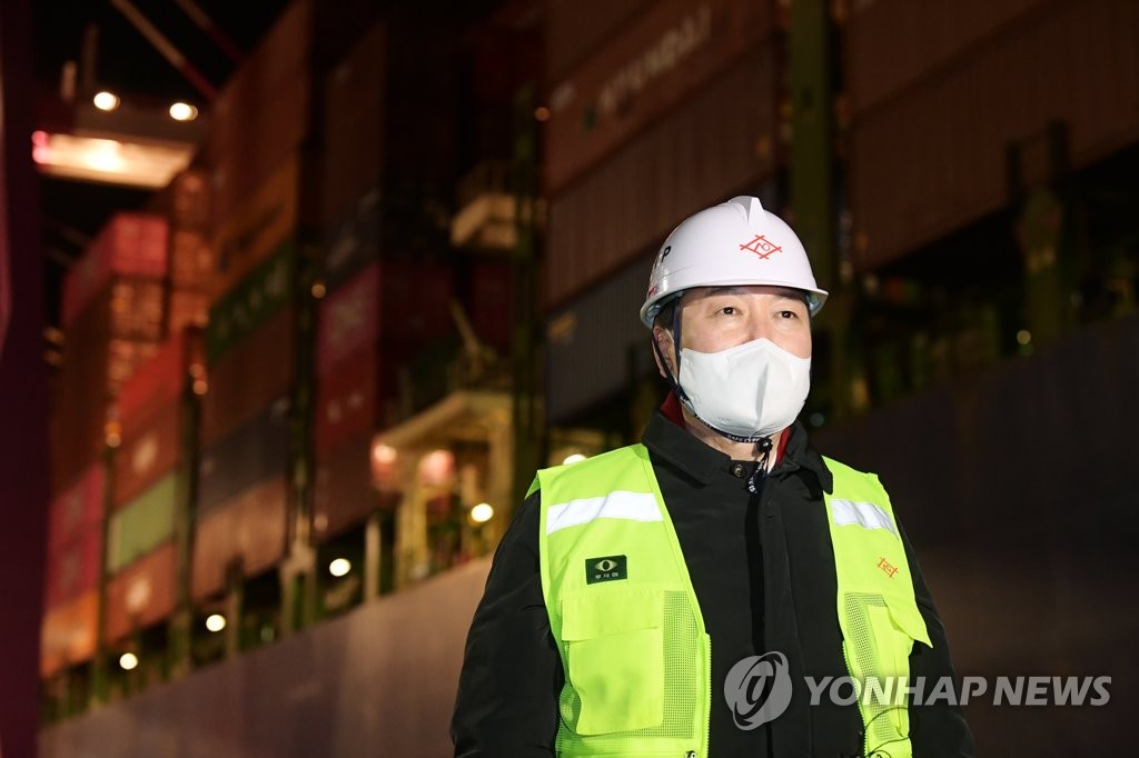 윤석열 "상식회복으로 희망의 미래"…현충원서 이준석과 냉랭