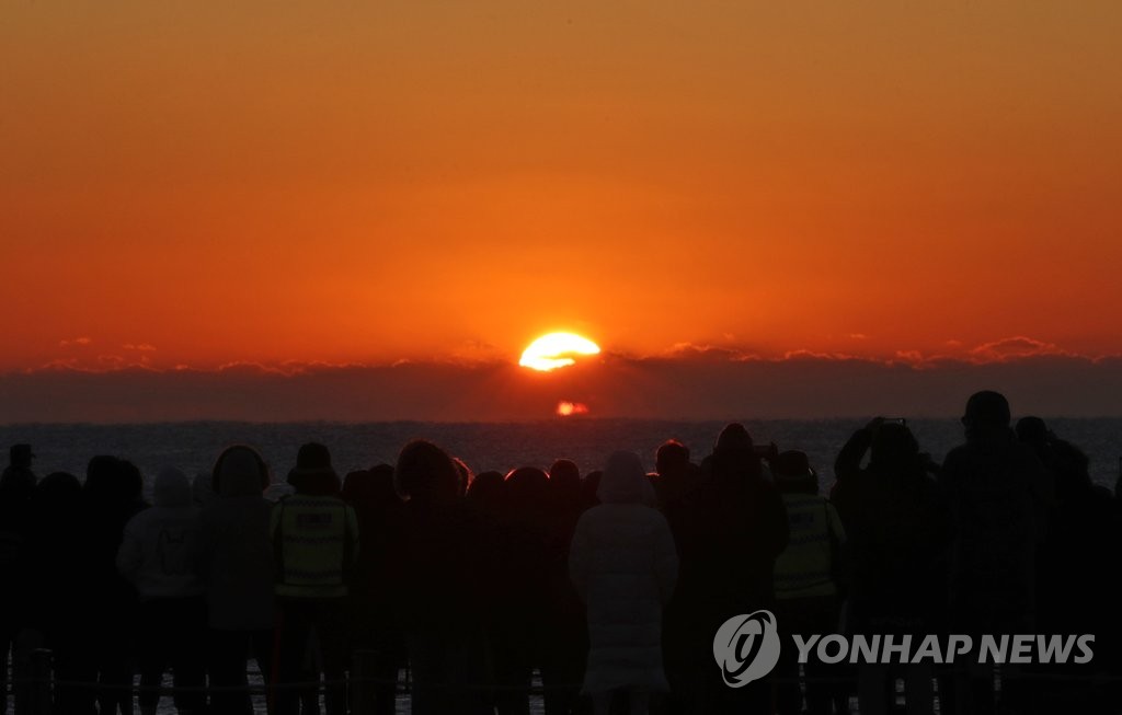 육지 첫 일출 울산 간절곶…지난해와 달리 '북적'