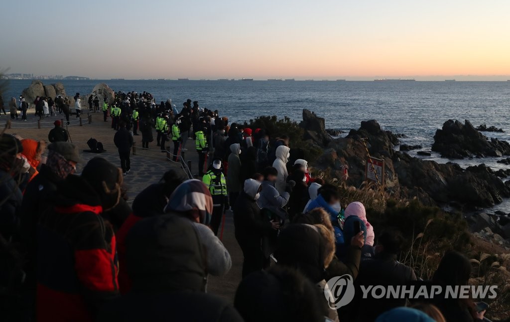 육지 첫 일출 울산 간절곶…지난해와 달리 '북적'