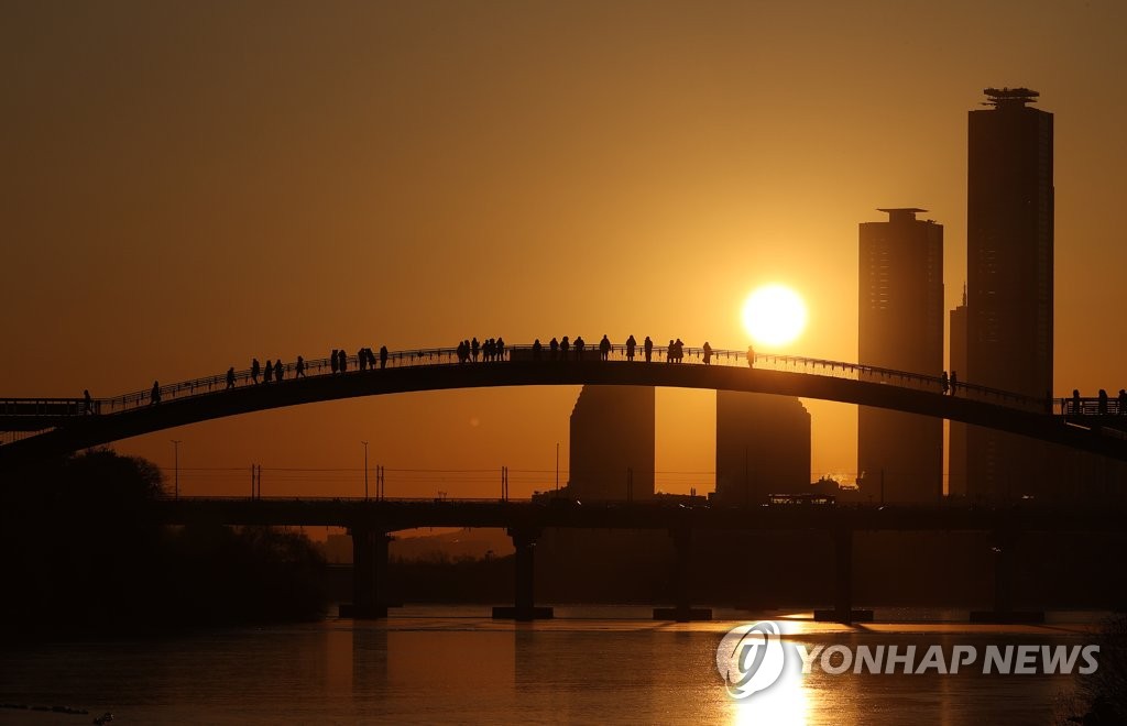 "올해는 제발 코로나 종식"…시민들 한강서 해돋이 보며 기원