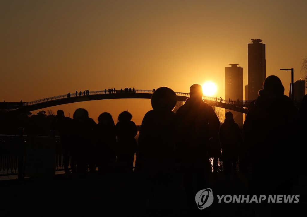 "올해는 제발 코로나 종식"…시민들 한강서 해돋이 보며 기원