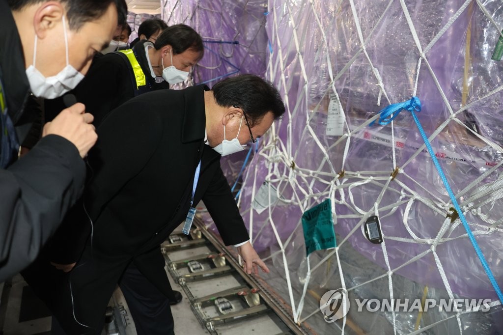 김총리, 인천공항 화물터미널 방문…"무역 활력을 민생경제로"