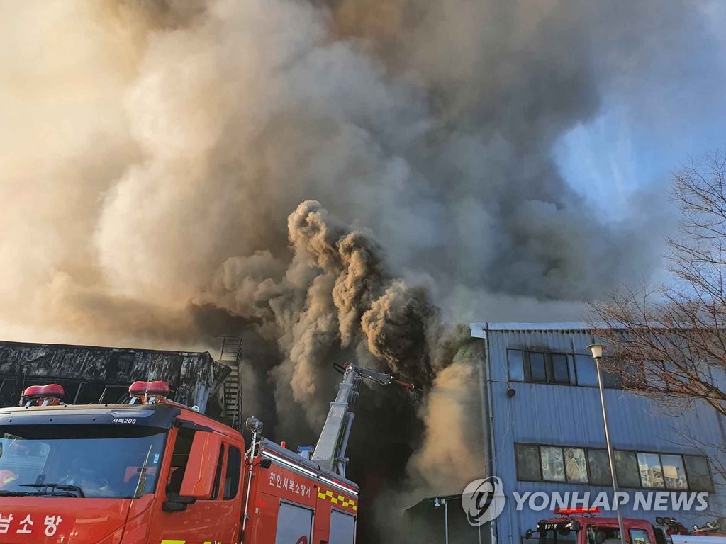 귀뚜라미보일러 아산공장 대형 화재…축구장 면적 7배 타(종합3보)