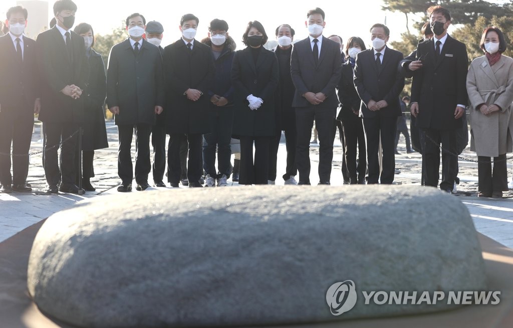 김혜경, 봉하마을 참배…"사람 사는 세상 함께 걸어가겠다"