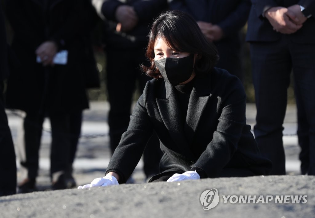 김혜경, 봉하마을 참배…"사람 사는 세상 함께 걸어가겠다"