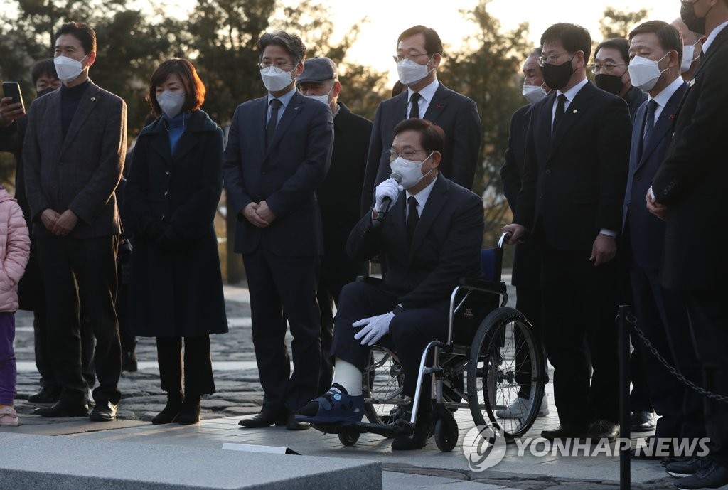 송영길, 봉하마을 참배…"이재명, 盧처럼 변방에서 핍박 아픔"