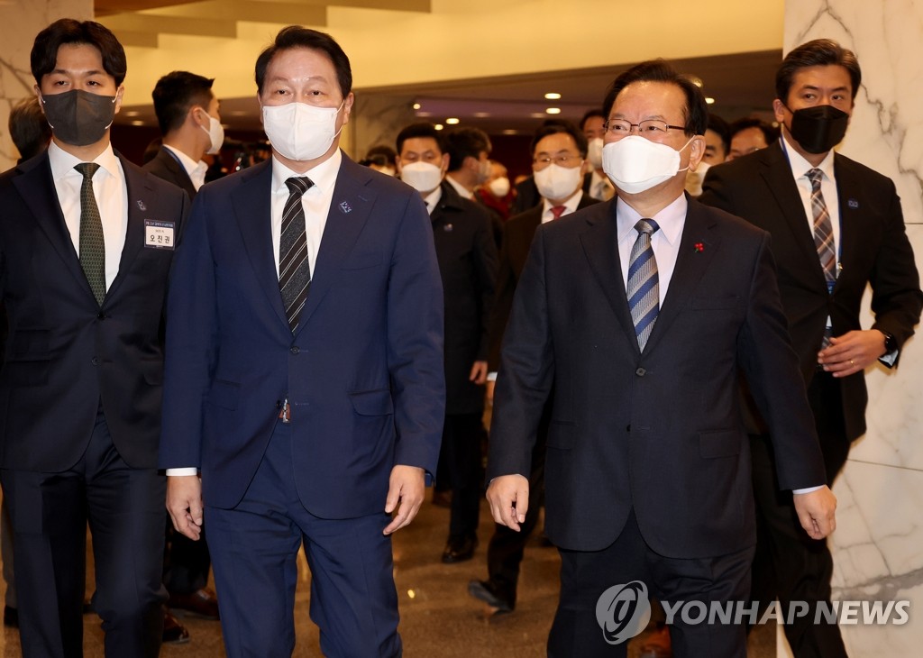 최태원 회장 "기업에 대한 국민평가 'B학점'…새 역할 찾아야"(종합)