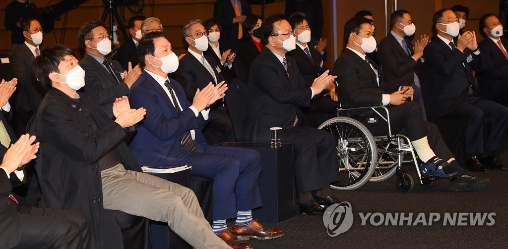 최태원 회장 "기업에 대한 국민평가 'B학점'…새 역할 찾아야"(종합)