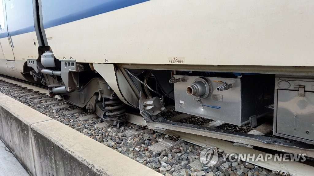 부산행 KTX-산천 열차, 영동터널 부근서 탈선…"승객 7명 다쳐"