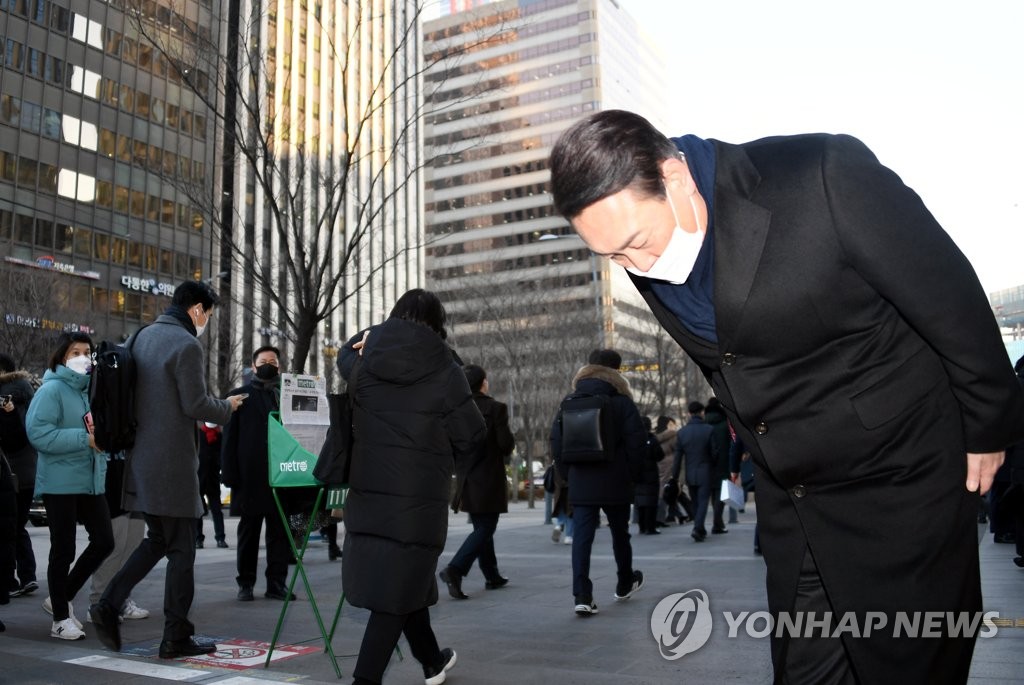 윤석열, 이번엔 '지옥철' 체험…"경전철 2량 너무 적다"