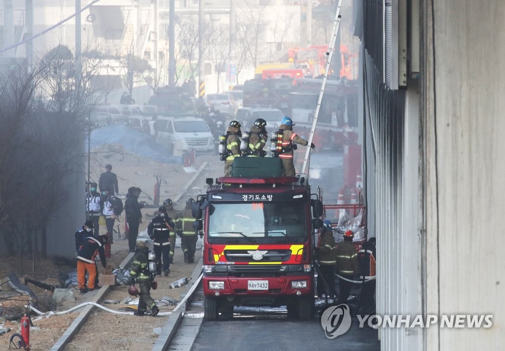 [2보] 불난 평택 냉동창고 공사장서 소방관 2명 숨진 채 발견