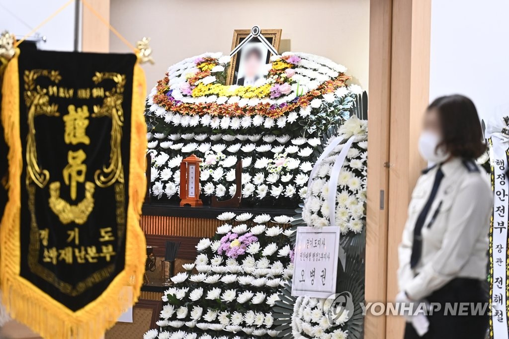 "솔선수범하던 모습 눈에 선한데" 순직 소방관들 빈소 눈물바다