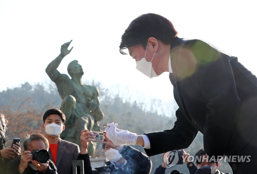 윤석열, 발달장애 예술인 전시회 관람…장애 예술인 공약 발표