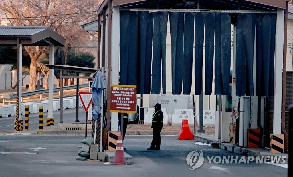 주한미군, 코로나19 확진자 폭증에 외부 식당·술집 출입 금지