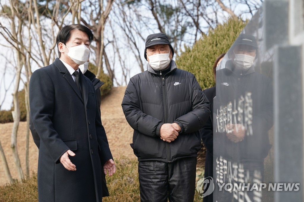 이틀째 충청 훑은 安…윤보선 묘역서 "찾아온 후보 없어 놀라"(종합)