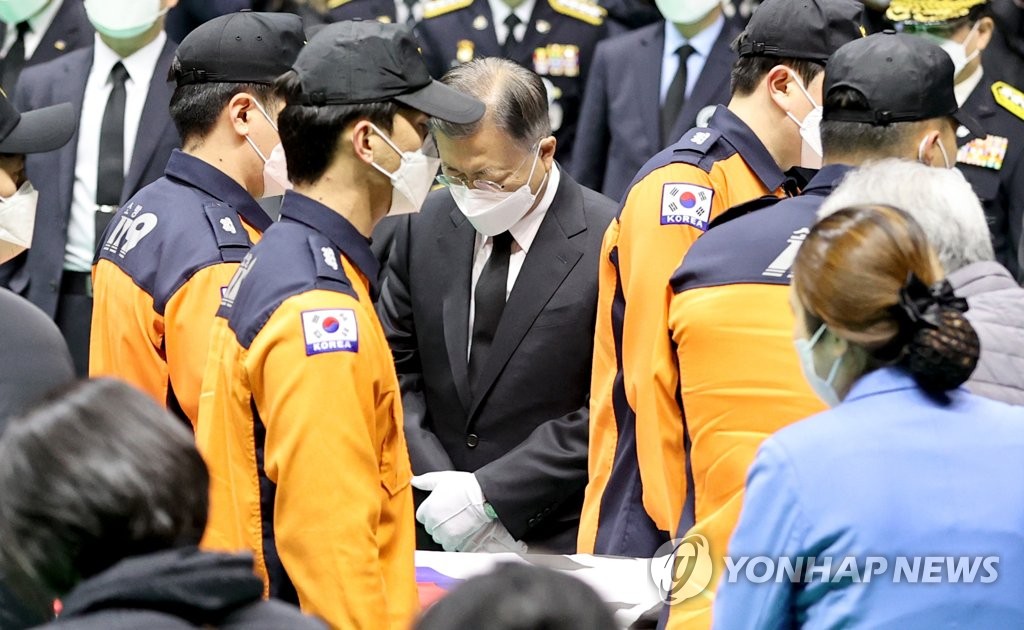 문대통령, 순직소방관 영결식 깜짝참석…조사없이 2시간 애도(합2보)