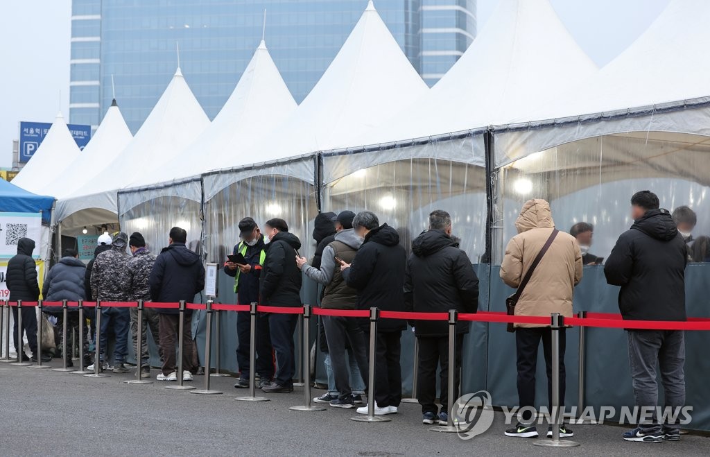 코로나19 위험도 '중간'으로 두단계 하향…거리두기 완화되나(종합)