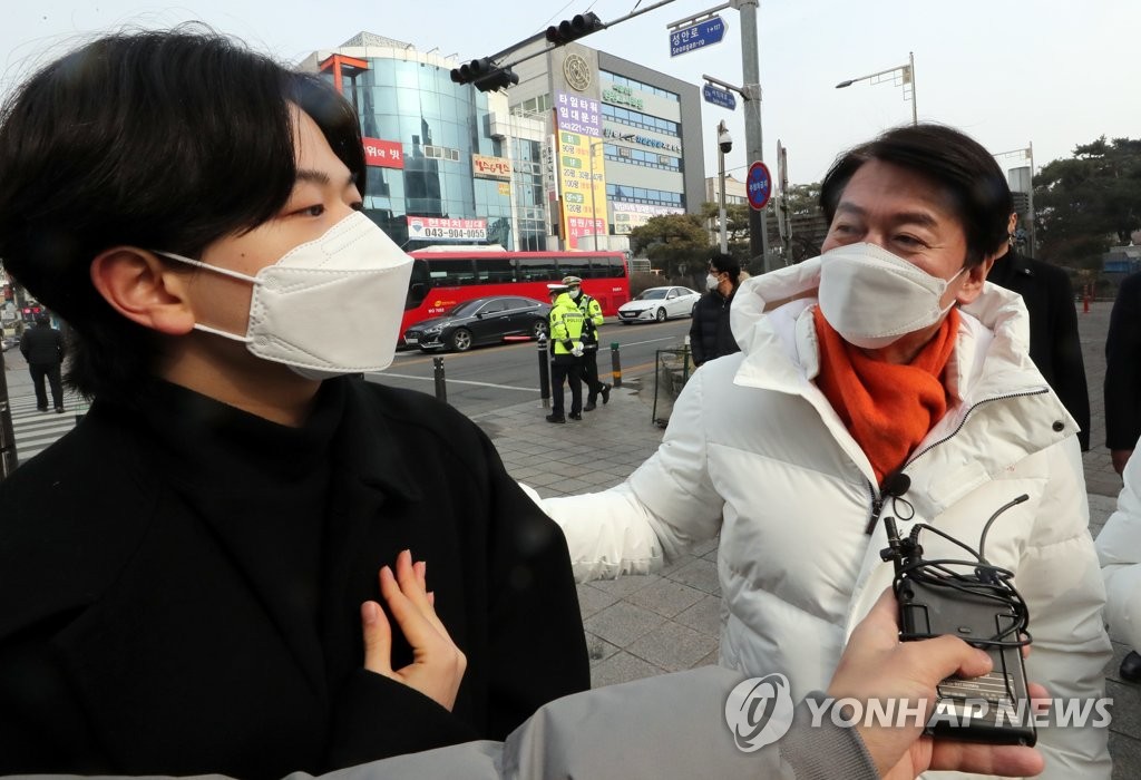 安, 젠더 논란속 '국민통합' 차별화…개혁 어젠다로 2030 공략