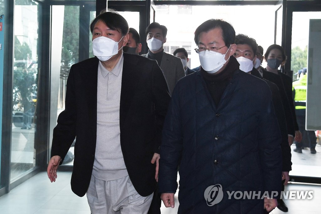 尹, 安과 공동정부론에 "앞서가는 말씀…각자 열심히"