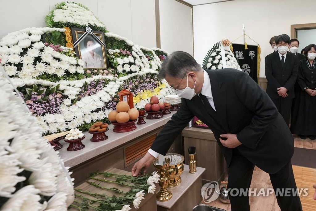 문대통령, 배은심 여사 조문…"아들 못이룬 꿈 헌신으로 이어가"(종합)