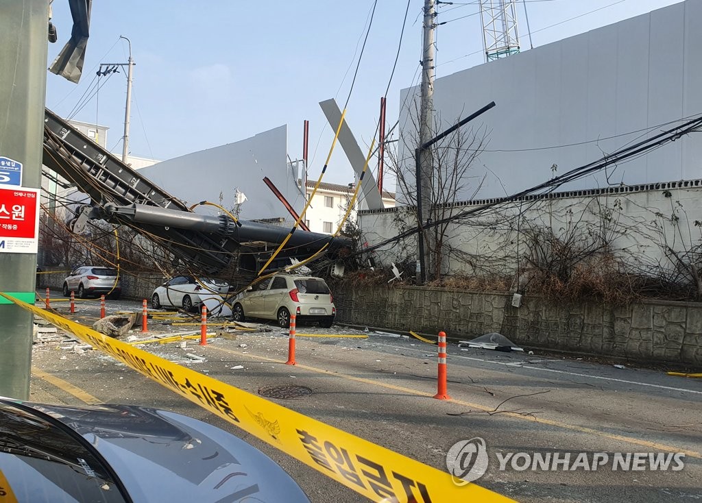 경주 아파트 공사현장서 45ｍ 건설기계 전도…1명 부상(종합)