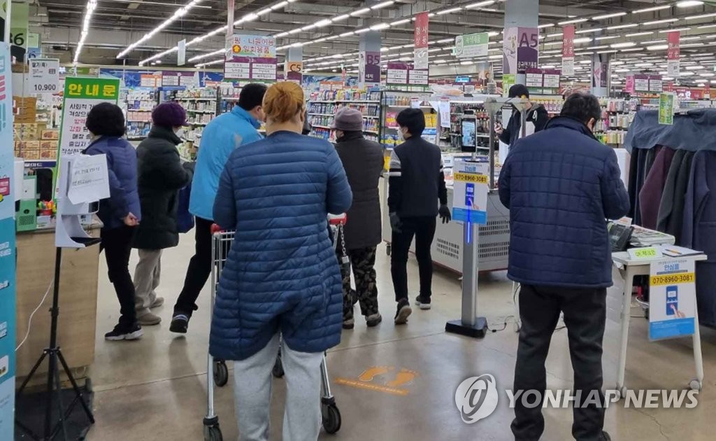 실랑이에 고성·시위…마트·백화점 방역패스 첫날 혼선(종합2보)