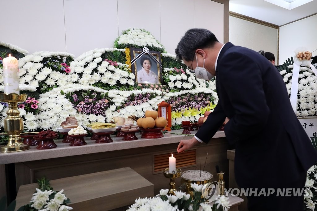 배은심 여사 조문한 김동연 "헌신 잊지 않겠다"