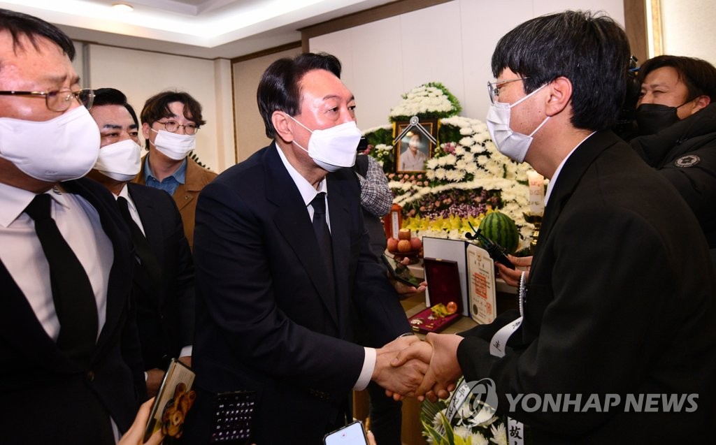 배은심 여사 빈소 찾은 윤석열 "심심한 위로"…밖에선 잠시 소란