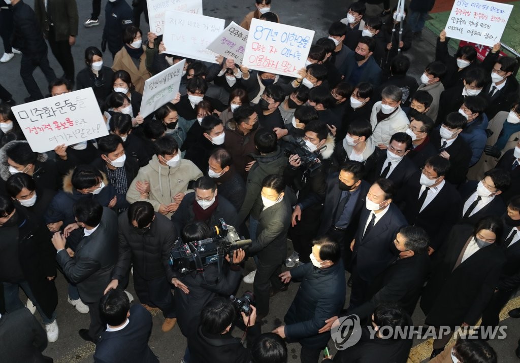 배은심 여사 빈소 찾은 윤석열 "심심한 위로"…밖에선 잠시 소란