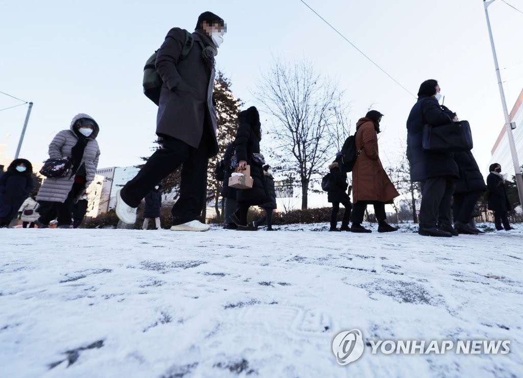 [날씨] 전국 곳곳 아침까지 눈·비…중부지방 낮에도 영하권