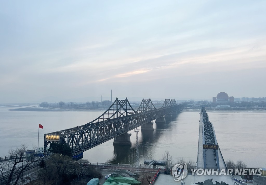 "1년반만의 북한 첫 화물열차, 의주비행장서 하역작업 포착"