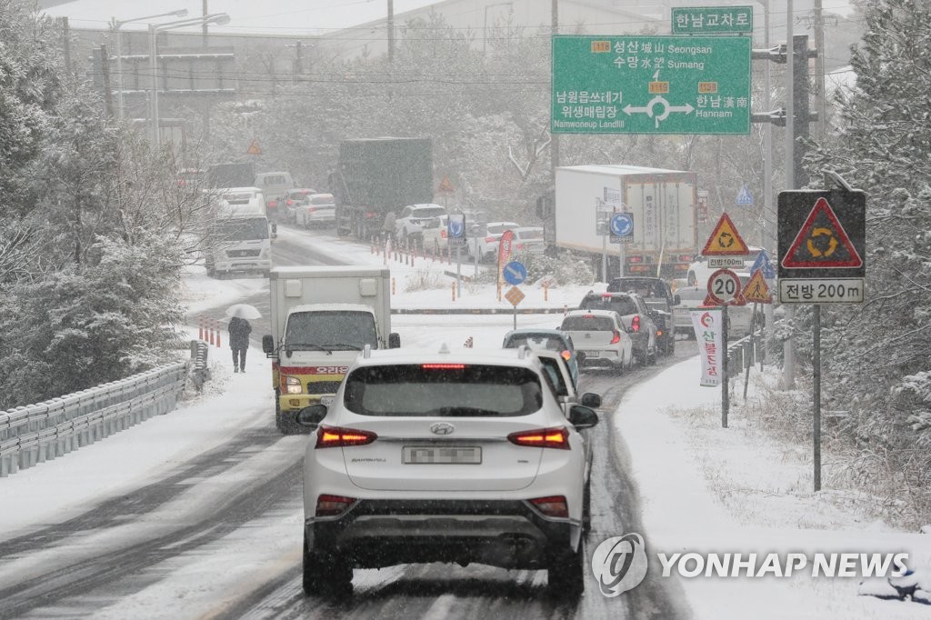 제주 강한 바람에 2∼7㎝ 눈…"빙판길 교통안전 주의"