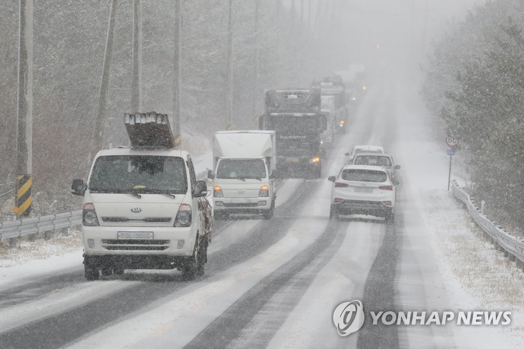 한라산에 최고 42.2㎝ 눈…"내일까지 최고 15㎝ 더 내려"