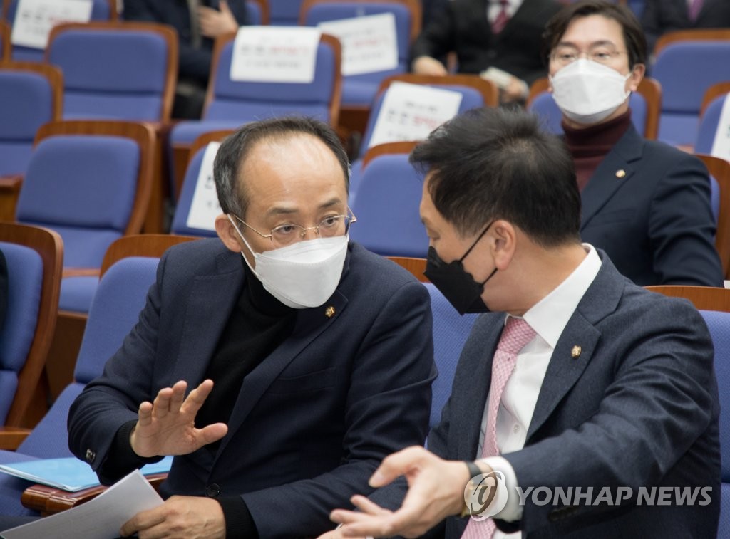 거듭된 압박·초과세수에 추경 급물살…선거용 돈풀기 논란도