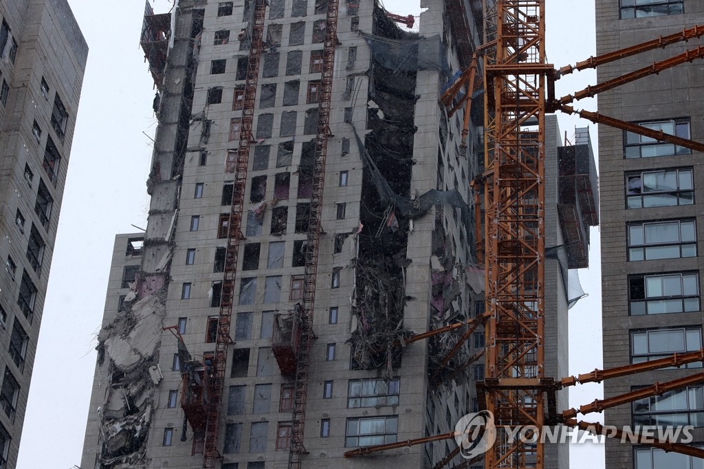 국토부, 광주 아파트 외벽 붕괴 사고 조사 착수