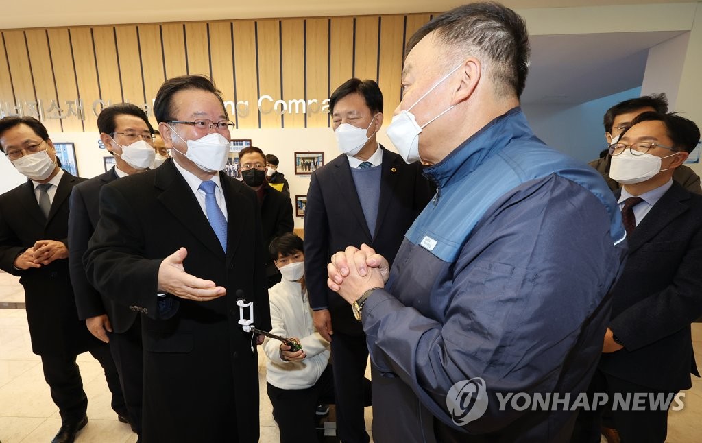 김총리, 이차전지 생산현장 점검…"전기차로 시장 급속성장"