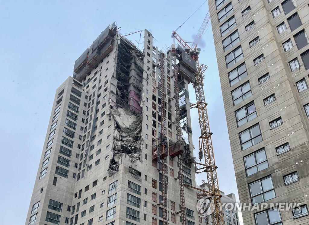 '우르르 쾅쾅' 산이 무너지듯 굉음…신축 아파트 구조물 붕괴