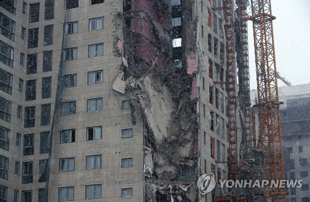 '우르르 쾅쾅' 산이 무너지듯 굉음…신축 아파트 구조물 붕괴