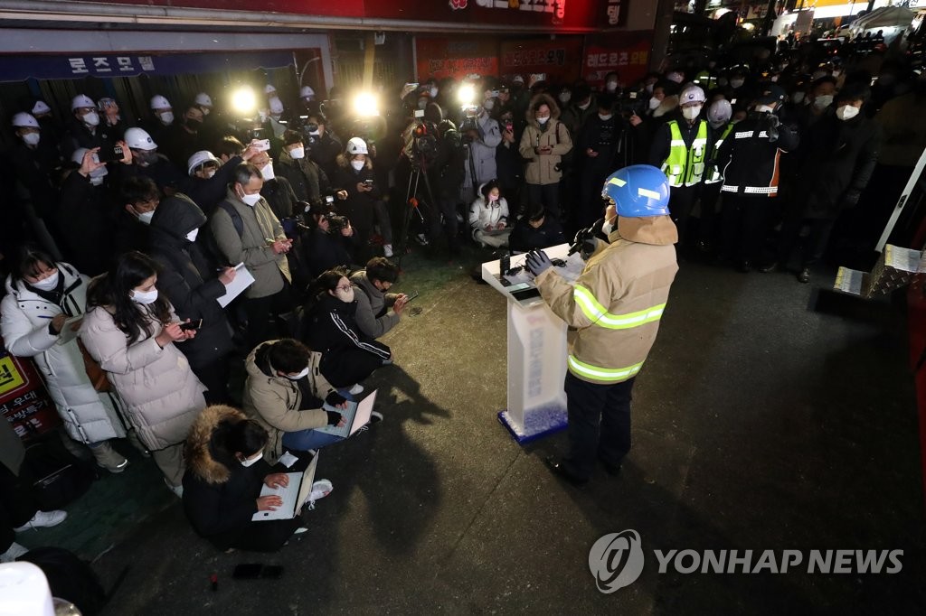 "신호조차 가지 않는 전화기" 애타는 붕괴사고 실종자 가족들(종합)