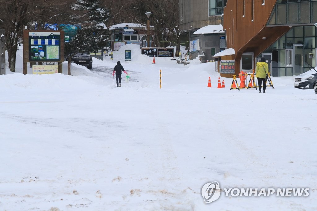 제주 한라산에 눈 65㎝ 쌓여…전국 '영하' 강추위 지속