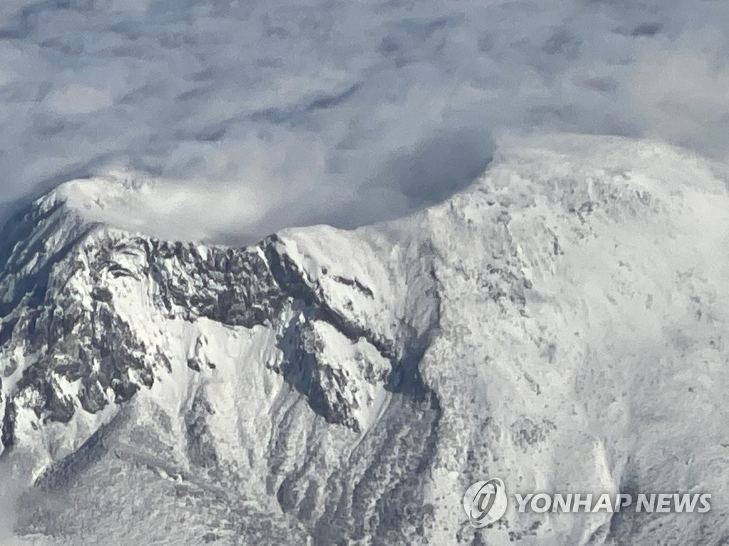 한라산 탐방 예약제 시행 1년…방문객 줄고·코스별 분산 효과