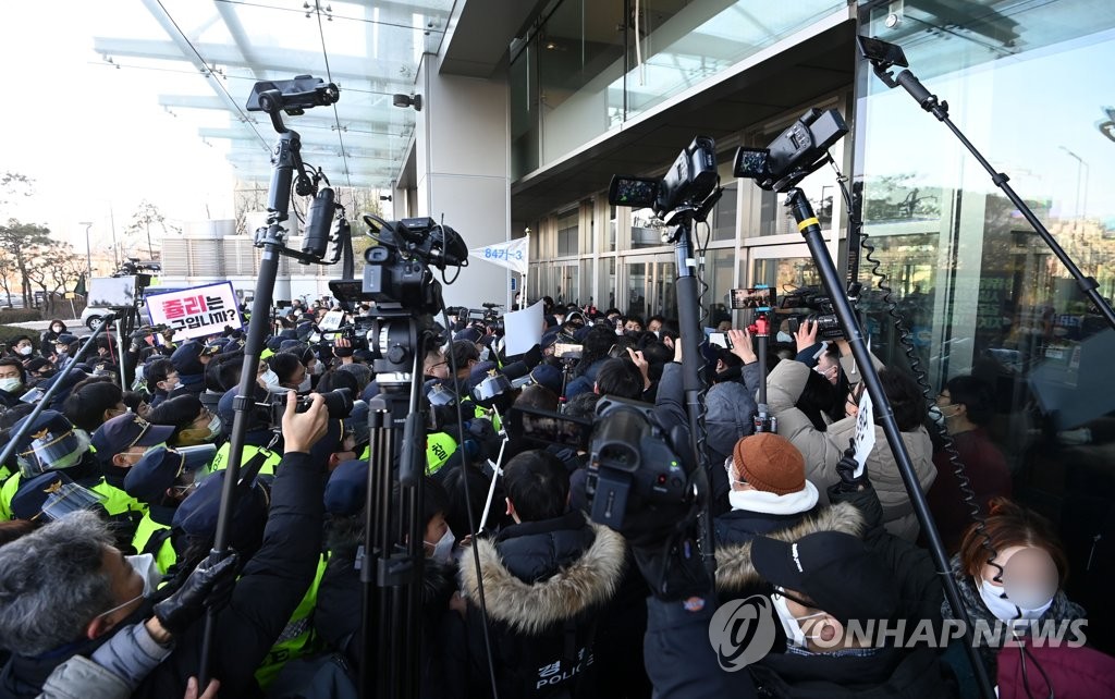 국힘 "'김건희 7시간' 방송 선거개입…이재명 녹취도 보도하라"